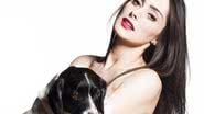 Imagem Francine faz topless com cachorro e diz: homem gosta de mulher de verdade