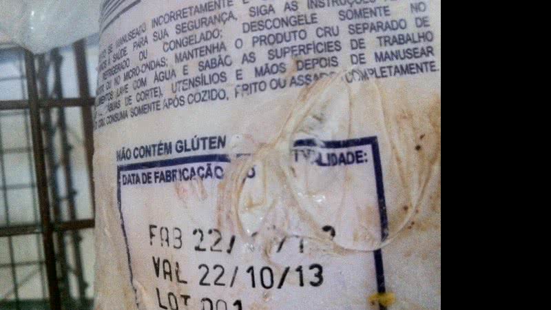 Imagem Fiscalização flagra supermercados com frango vencido à venda