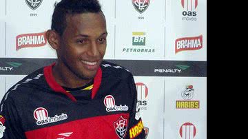 Imagem Gilson sofre distensão e Vitória ‘desconvoca’ Mansur da Seleção