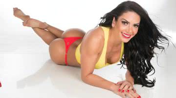 Imagem Graciella Carvalho posa sarada e de fio dental para campanha