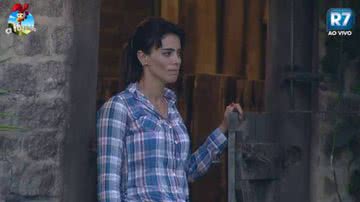 Imagem Fazenda: com preguiça de ir ao banheiro, Helô faz xixi na cama