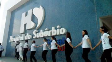 Imagem Abraço simbólico marca manifestação contra invasão do Hospital do Subúrbio