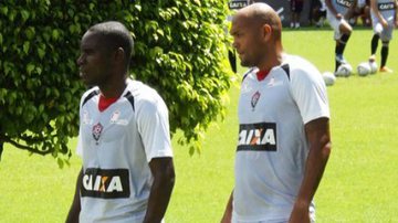 Imagem Com Hugo e Souza em campo, Vitória treinou nesta terça