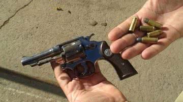 Imagem Suspeitos são presos com arma no Largo da Calçada