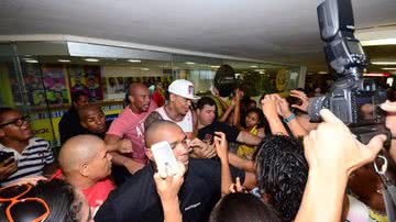 Imagem Leo Santana atrai centenas de fãs à loja do Salvador Fest