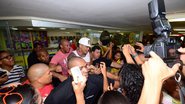 Imagem Leo Santana atrai centenas de fãs à loja do Salvador Fest