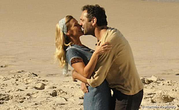 Imagem Carol Dieckmann comenta técnica do beijo em cena: as vezes, a língua entra