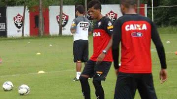 Imagem Sem Victor Ramos, Vitória integra zagueiro da base ao elenco profissional