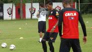 Imagem Sem Victor Ramos, Vitória integra zagueiro da base ao elenco profissional
