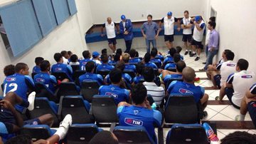 Imagem Após coletiva, Kleina se reúne com jogadores do Bahia em auditório