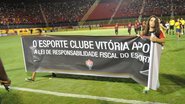 Imagem Atletas do Vitória carregam faixa em apoio à Lei de Responsabilidade Fiscal