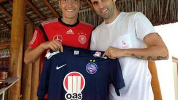 Imagem Lincoln visita concentração da Alemanha e presenteia meia com camisa do Bahia