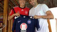 Imagem Lincoln visita concentração da Alemanha e presenteia meia com camisa do Bahia