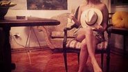 Imagem Sem blusa, Luiza Possi cobre os seios com chapéu em foto na web