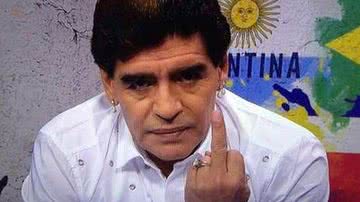 Imagem Maradona ataca presidente da AFA com dedo do meio: "pobre estúpido"