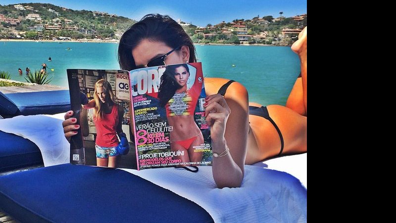 Imagem De fio-dental, Mariana Rios lê revista em que aparece na capa