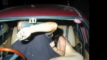 Imagem Mulher fratura pernas durante sexo grupal em carro