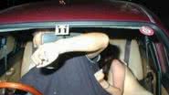Imagem Mulher fratura pernas durante sexo grupal em carro