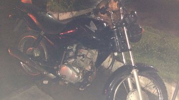 Imagem Policiais do Garra Delta prendem suspeitos com moto roubada na Barros Reis