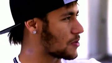 Imagem Neymar aparece com 'chupão' no pescoço na TV
