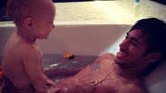 Imagem Neymar publica foto com o Davi Lucca na banheira