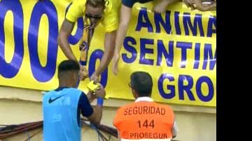 Imagem Neymar é multado pelo Barcelona após dar autógrafo durante partida