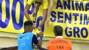 Imagem Neymar é multado pelo Barcelona após dar autógrafo durante partida