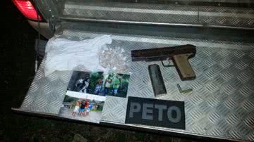 Imagem PM prende dois com arma e droga na Constituinte