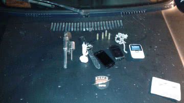 Imagem PM prende três com arma e cocaína em Simões Filho