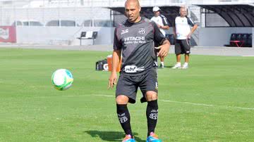 Imagem Edno pode rescindir com a Ponte Preta e fechar com o Vitória