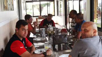 Imagem Para dar apoio, Falcão almoça com delegação antes de duelo decisivo
