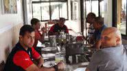 Imagem Para dar apoio, Falcão almoça com delegação antes de duelo decisivo