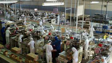 Imagem Produção industrial cai em 11 locais na passagem de maio para junho