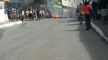 Imagem Moradores protestam contra a morte de homens em Santa Cruz