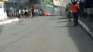 Imagem Moradores protestam contra a morte de homens em Santa Cruz