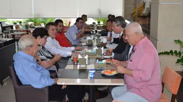 Imagem Em café da manhã, líder do PT faz mistério sobre eleição presidencial na Câmara