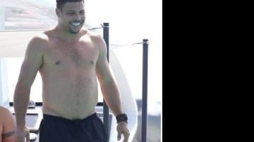 Imagem Medida errada: Ronaldo curte férias e exibe &quot;barriguinha&quot;