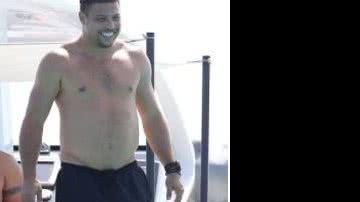 Imagem Medida errada: Ronaldo curte férias e exibe "barriguinha"