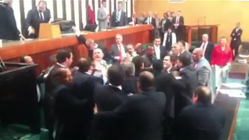 Imagem Guerra na Alba: durante votação para vaga no TCE, deputados saem na mão. Assista