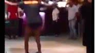 Imagem Vídeo: homem tira roupa no Salvador Shopping para mostrar que não roubou