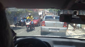 Imagem Trânsito e ruas sujas com ‘santinhos’ complicam movimentação em Salvador