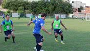 Imagem Marquinhos faz observações e altera esquema tático em treino no Fazendão