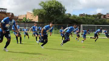 Imagem Rhayner e Uelliton fazem treino leve, enquanto elenco do Bahia realiza atividade