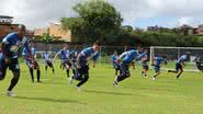 Imagem Rhayner e Uelliton fazem treino leve, enquanto elenco do Bahia realiza atividade