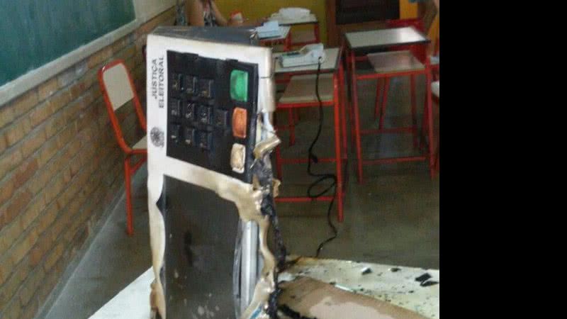 Imagem Homem incendeia urna eletrônica com gasolina