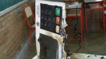 Imagem Homem incendeia urna eletrônica com gasolina