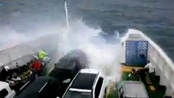 Imagem Vídeo: vento e mar agitados causam pânico no ferry-boat em viagem para Salvador