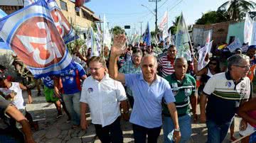 Imagem Em Porto Seguro, Souto comemora Ibope e fala em vitória no 1º turno