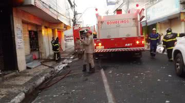 Imagem Incêndio destrói duas lojas no centro de Feira