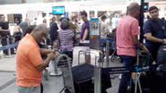 Imagem Voo para Lisboa é cancelado e passageiros protestam em aeroporto de Salvador